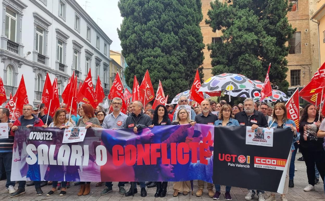 Cc Oo Y Ugt Protestan Ante La Patronal Valenciana Para Pedir Subidas